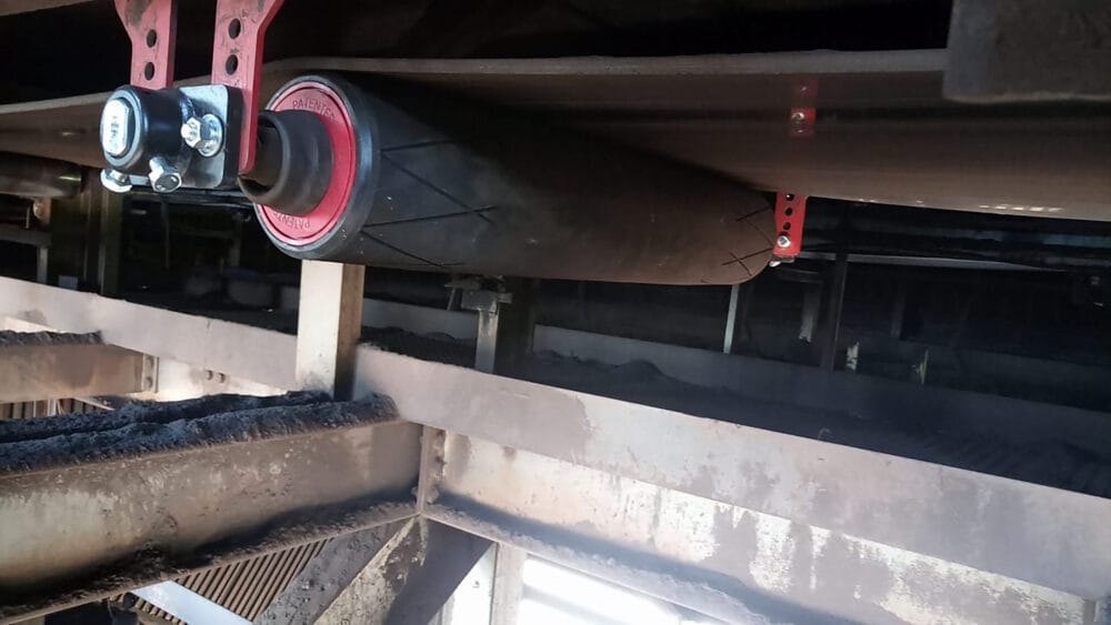 Tru-Trac Flat Return szállítószalag központosító beszerelve